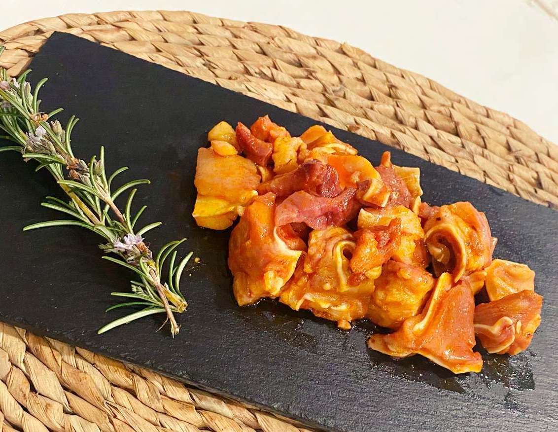 Oreja cocida, cortada y adobada